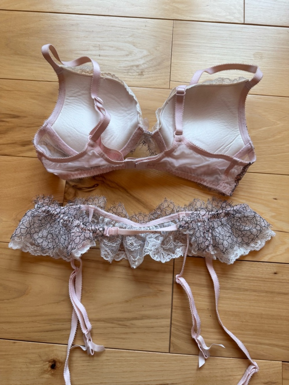 Vs bra & garter matching set - Picture 3 of 7